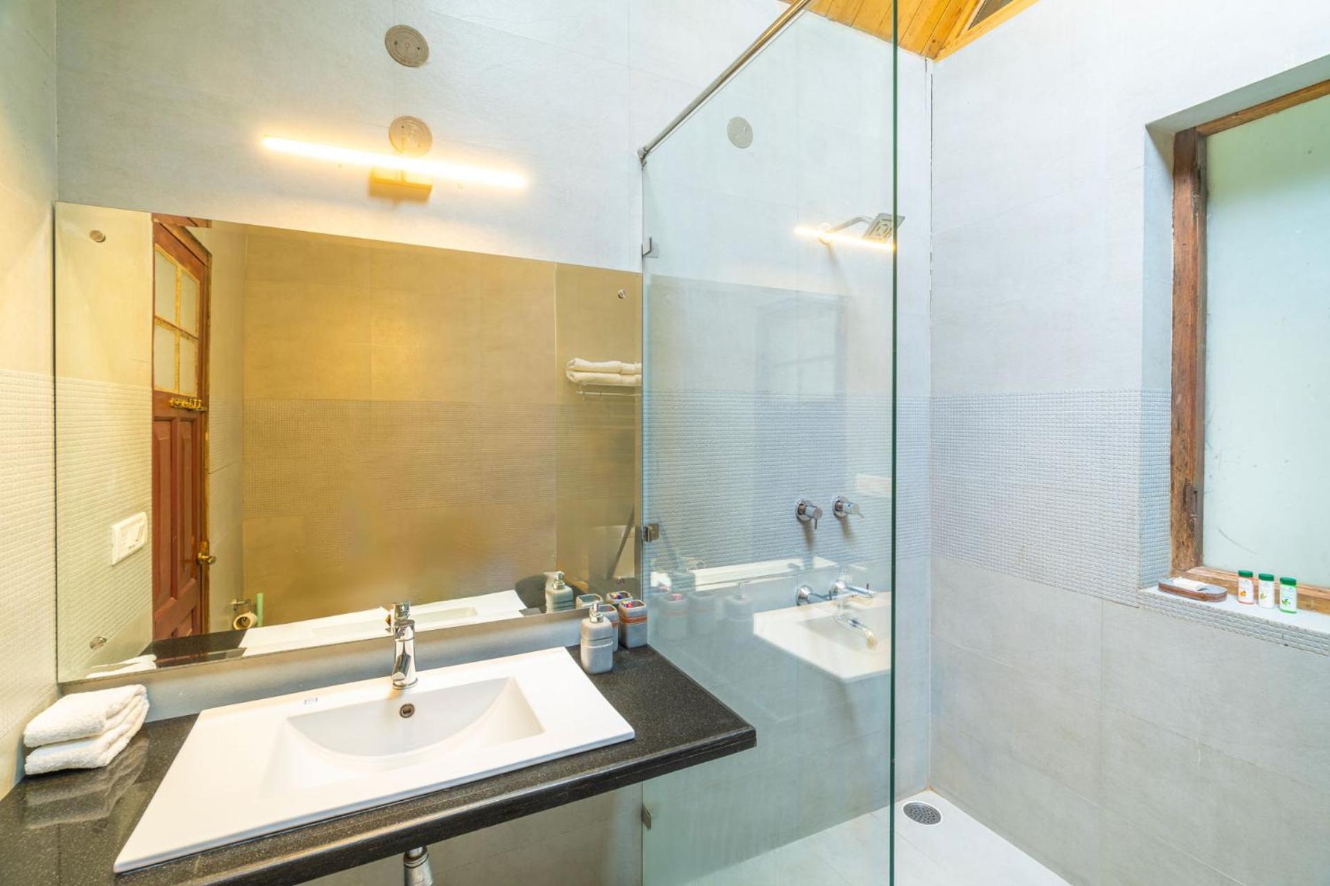 Stayvista At Paris Villa With Pvt Pool & Valley View 卡绍利 外观 照片